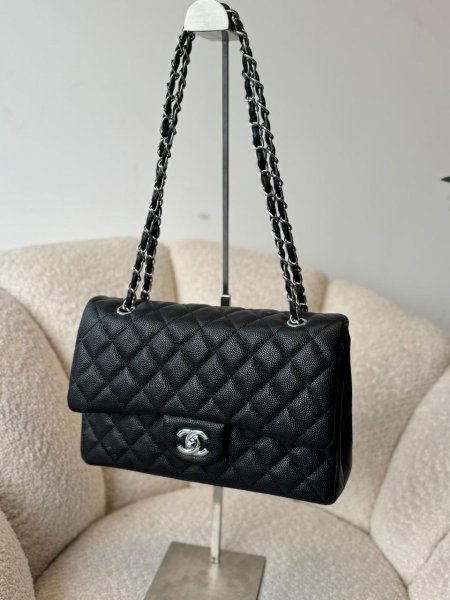 شانيل جلد الكاڤيار لون اسود هاردوير سلفر  حجم القاعدة 28