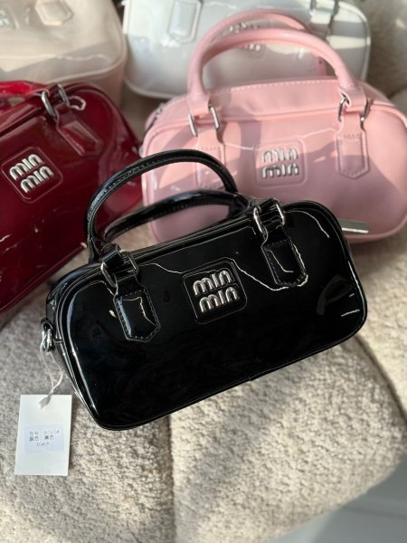 حقيبة شبيه ميو ميو لون اسود لامع