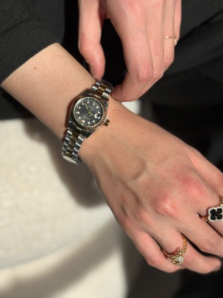 ساعه روليكس دائرتها صغيرة الهاردوير مكس بين الذهبي والسلفر وارضيتها اسود