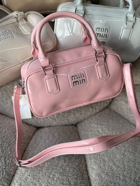 حقيبة شبيه ميو ميو لون زهر لامع 🎀