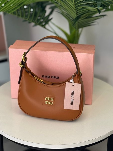 حقيبة ميو ميو لون عسلي حجم القاعدة ٢١ سم