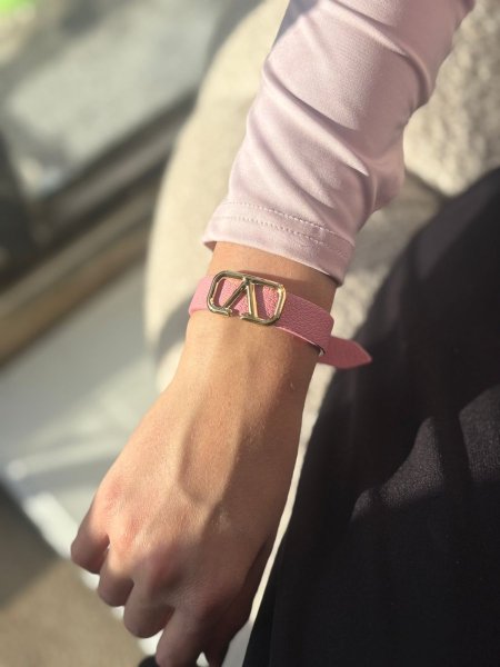 اسوارة جلد من فلانتينو لون زهر