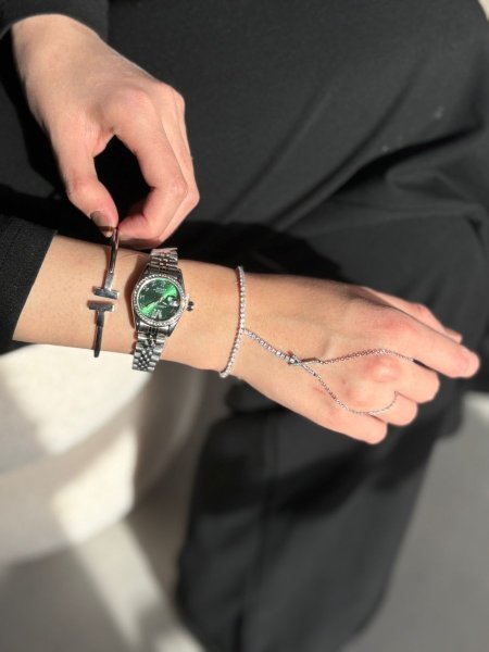 ساعه روليكس دائرتها صغيره وارضيتها لون اخضر