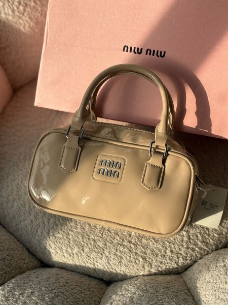 حقيبة شبيه ميو ميو لون بيج لامع
