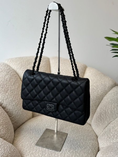 شانيل اسود هاردوير اسود حجم القاعدة 30 سم  جلد الكاڤيار