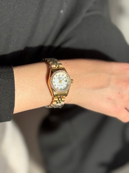 ساعة روليكس ارضية ابيض هاردوير ذهبي