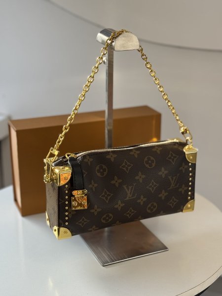 حقيبة lv لون بني محروق