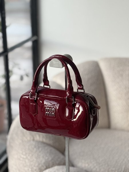 حقيبة ميو ميو لون برغندي لامع ✨