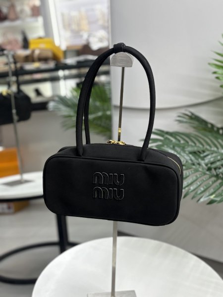 حقيبة ميو ميو لون اسود شمواه  حجم القاعدة 25 سم
