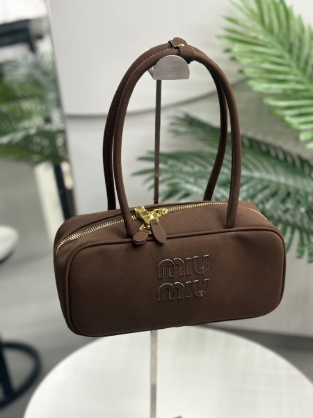 حقيبة ميو ميو لون بني محروق حجم القاعدة 25 سم