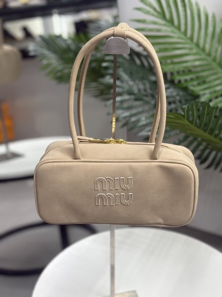 حقيبة ميو ميو لون بيج شمواه