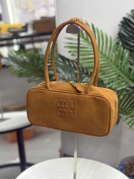 حقيبة ميو ميو لون عسلي حجم القاعدة 25 سم