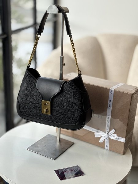 حقيبة كوتش لون اسود