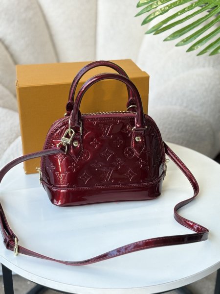 حقيبة lv لون برغندي لامع