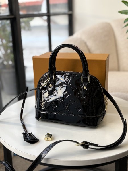 حقيبة lv لون اسود لامع