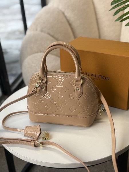 حقيبة lv لون بيج لامع