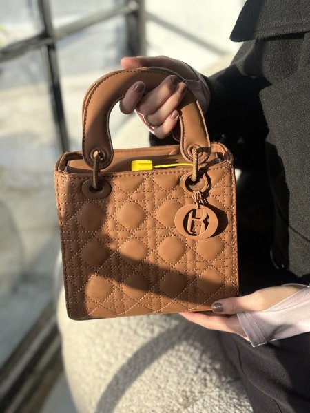 حقيبة شبيه  ليدي ديور لون عسلي عبني