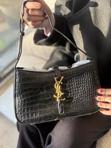 حقيبة سان لوران لون اسود