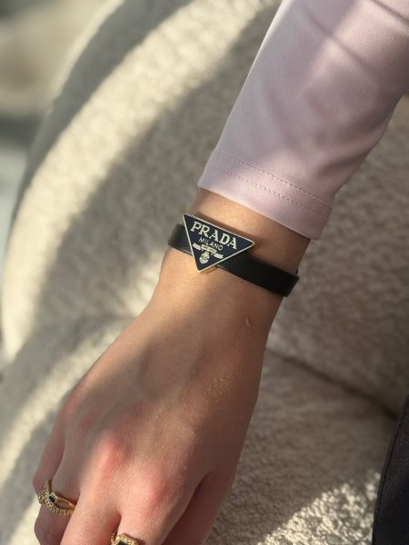 اسوارة برادا جلد  لون اسود