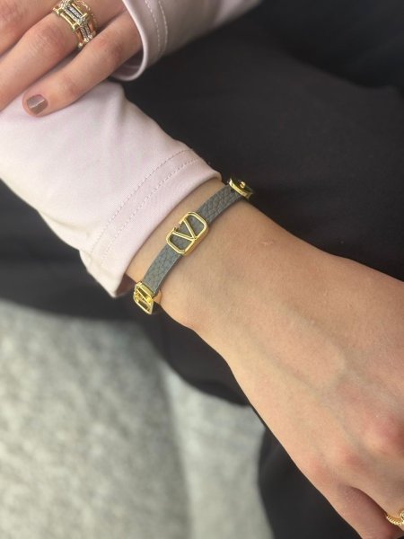 اسوارة جلد من فلانتينو لون رمادي