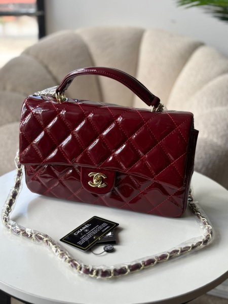 حقيبة شانيل لو برغندي لامع ✨⭐️ حجم القاعدة ٢٨ سم