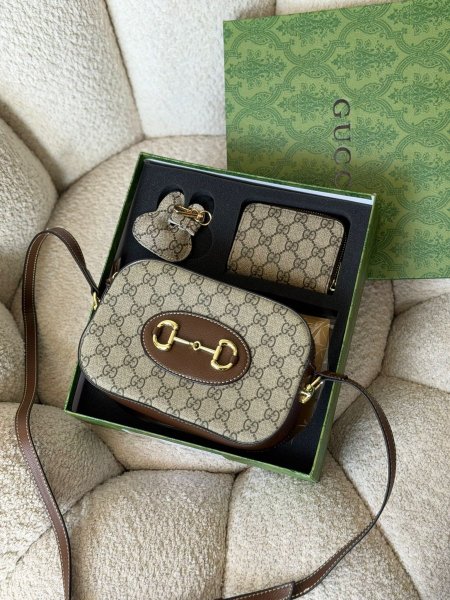 بكج جوتشي يتكون من ٣ قطع  جردان ميدالية حقيبة