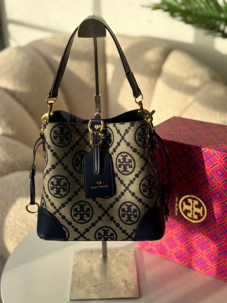 حقيبة كوتش لون كحلي وبيج