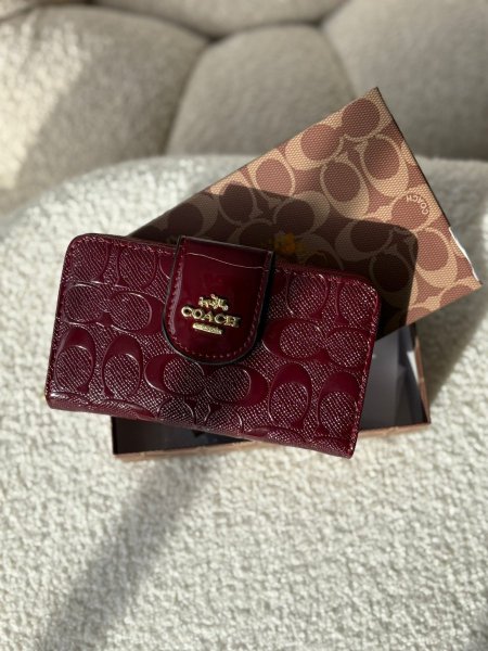 جزدان كوتش لون برغندي  لامع بوسع بطاقات  والهويه والعملات المعدنيه والورقيه