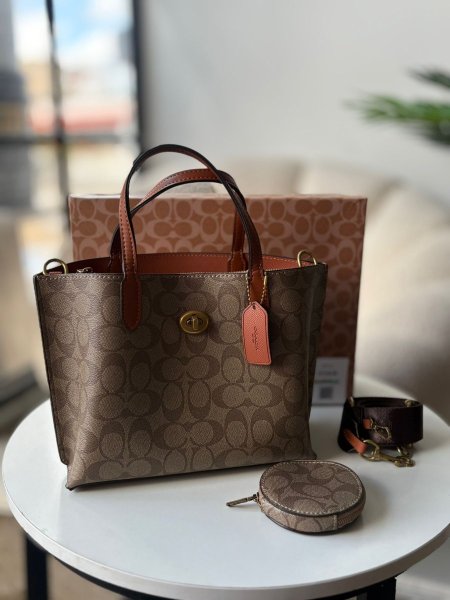 حقيبة كوتش حجم وسط  لون كاكي وعسلي حجم القاعدة ٢٥ سم