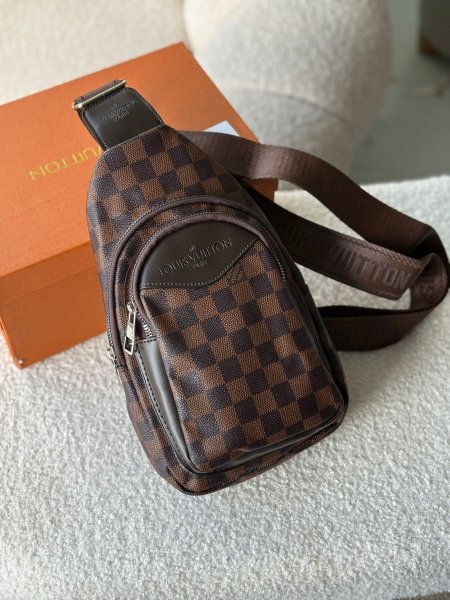 باوتش من لويس فيتون غير شامل علبة