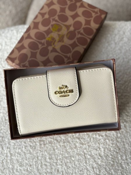 جزدان كوتش لون ابيض بوسع بطاقات  والهويه والعملات المعدنيه والورقيه