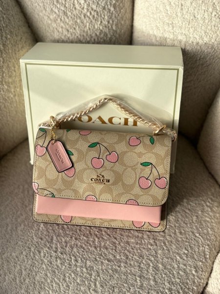 حقيبة كوتش لون زهري مع كرز