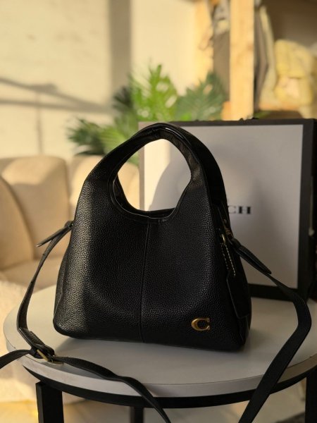 حقيبة كوتش لانا لون اسود