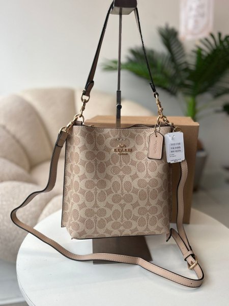 حقيبة كوتش طولي لون بيج وقشاط بيج