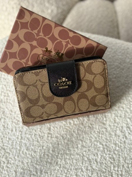 جزدان كوتش لون بيج واسود بوسع بطاقات  والهويه والعملات المعدنيه والورقيه