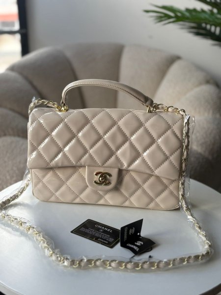 حقيبة شانيل لون اوفوايت حجم القاعدة ٢٨ سم