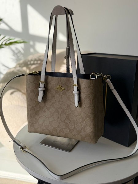 حقيبة كوتش مربع لون بيج وابيض