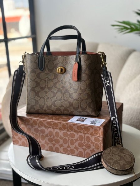 حقيبة كوتش   لون كاكي واسود حجم وسط حجم القاعدة 25 سم