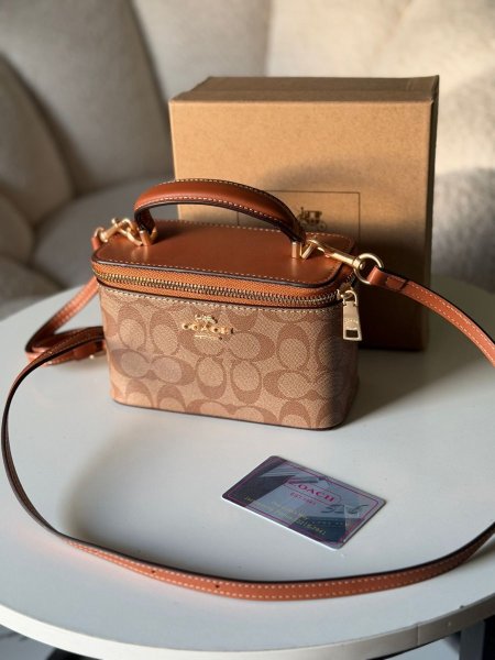 حقيبة كوتش ميني لون عسلي