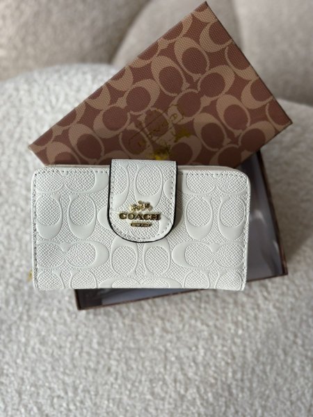 جزدان كوتش لون ابيض لامع بوسع بطاقات  والهويه والعملات المعدنيه والورقيه