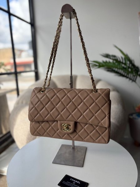 حقيبة شانيل لون بيج  حجم القاعدة 31 سم جلد عادي
