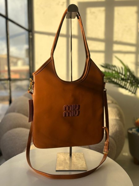 حقيبة ميو ميو لون عسلي