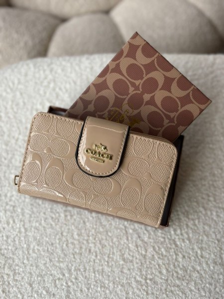 جزدان كوتش لون بيج لامع بوسع بطاقات  والهويه والعملات المعدنيه والورقيه