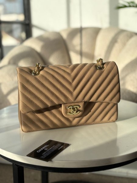 حقيبة شانيل جلد الكفايار لون بيج والهاردوير ذهبي  حجم القاعدة 28 سم