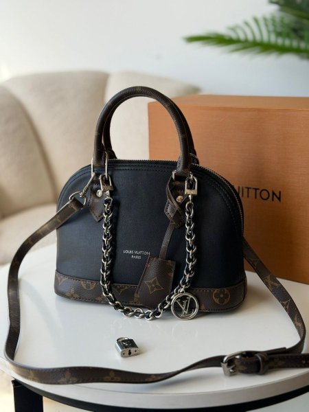 حقيبة لويس فيتون لون اسود