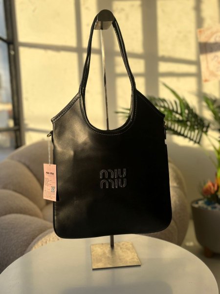 حقيبة ميو ميو لون اسود