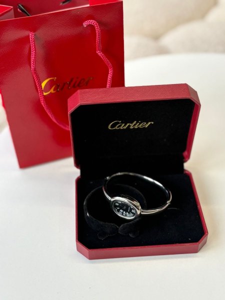 ساعة كارتير لون فضي وارضيه اسود