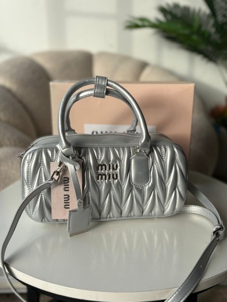 حقيبة ميو ميو  لون سلڤر حجم القاعده 27سم