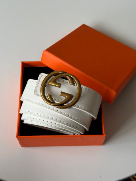 قشاط جوتشي لون ابيض وذهبي