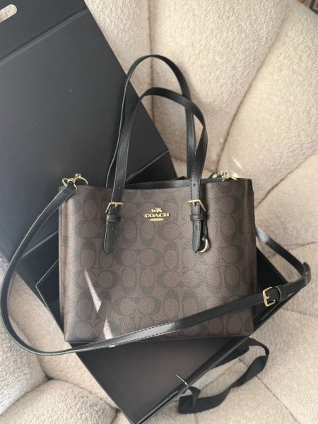 حقيبة كوتش لون بني محروق وأسود